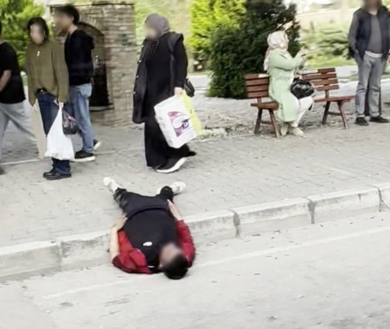 Adana'da uyuşturucu bağımlısı durak yanında uyuyakaldı