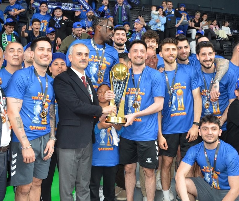 Çayırova Belediyespor basketbolda Süper Lig'e yükselişini kutladı