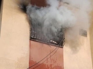 Hatay'da apartman dairesi alevlere teslim oldu