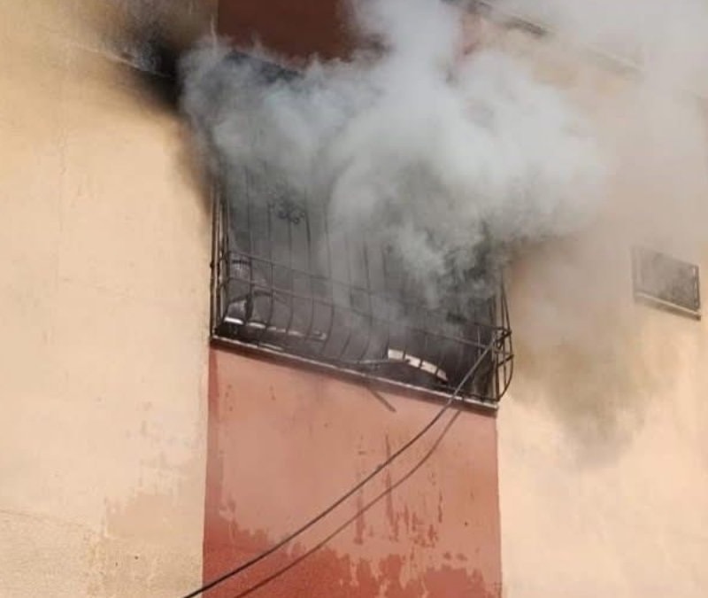 Hatay'da apartman dairesi alevlere teslim oldu