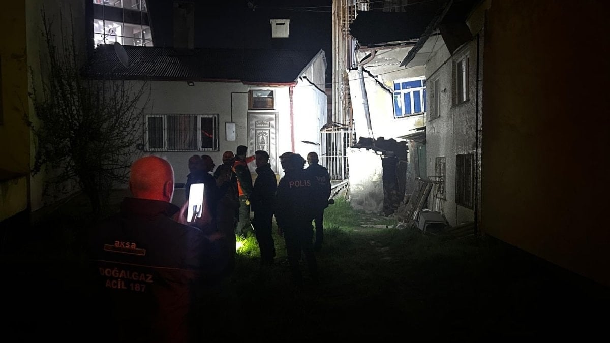 Sivas'ta 2 katlı müstakil ev yan yattı