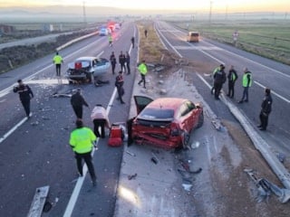 Aksaray'da refüje devrilen tır kazası, zincirleme kazaya dönüştü
