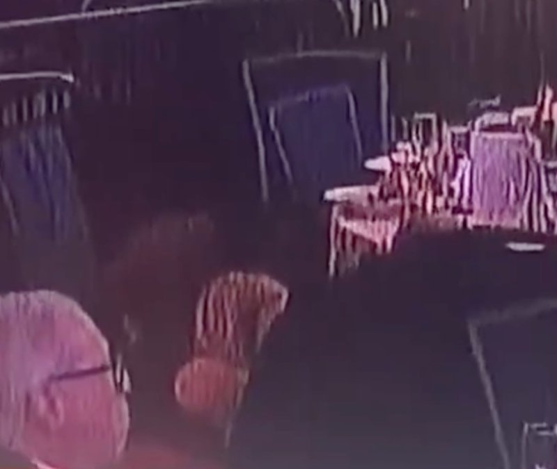 Trump'a suikast girişimi: Hiçbir şey olmamış gibi yemek yemeye devam etti