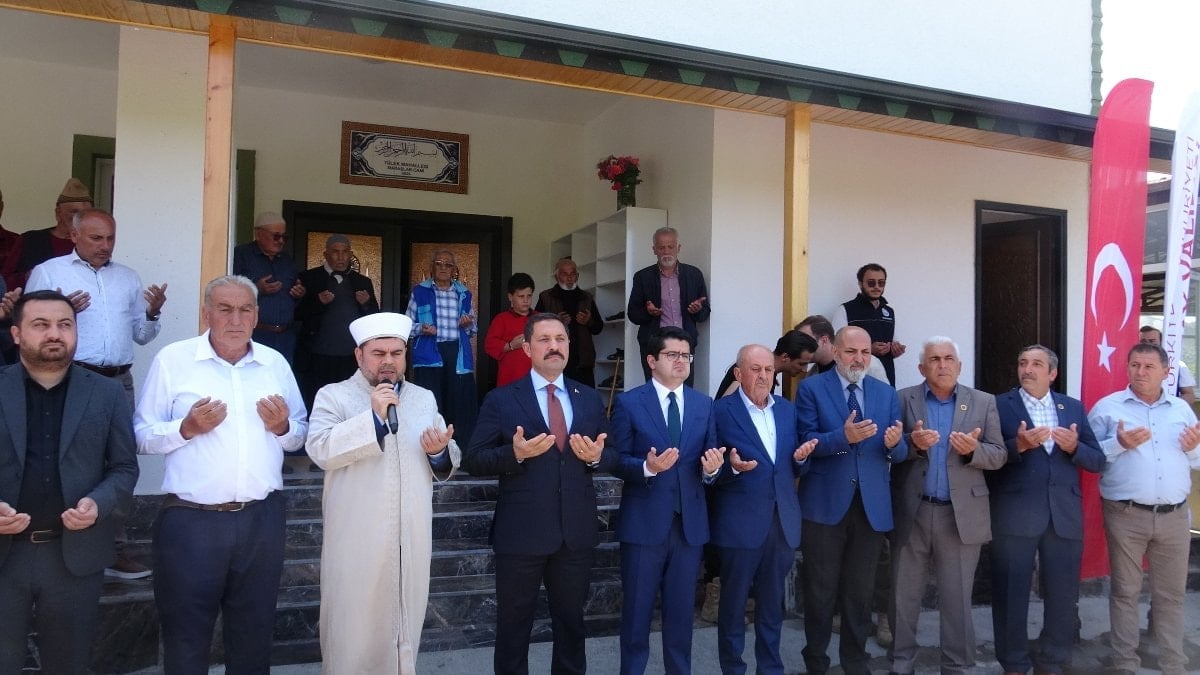 Hatay'da deprem sonrası inşa edilen 126'ncı cami ibadete açıldı