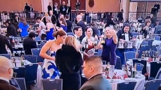 Trump'ın bulunduğu yemekte silahlı saldırı sırasında gazeteciler içki şişelerini çaldı