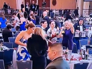 Trump'ın bulunduğu yemekte silahlı saldırı sırasında gazeteciler içki şişelerini çaldı