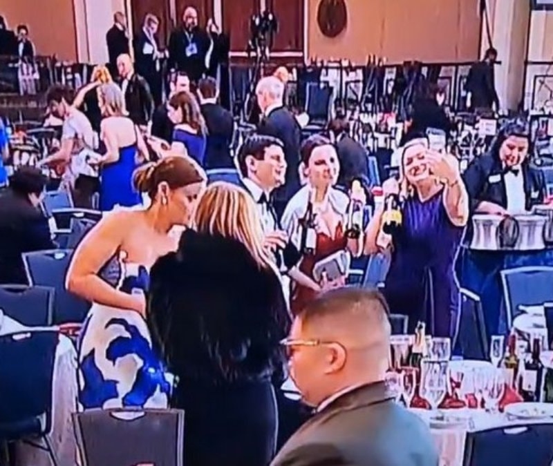 Trump'ın bulunduğu yemekte silahlı saldırı sırasında gazeteciler içki şişelerini çaldı