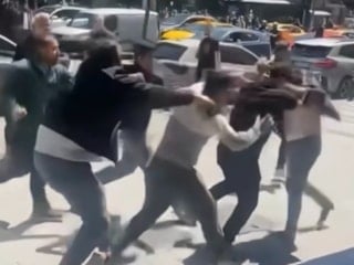 İstanbul'da çıkan kavgayı ayırmak isteyen esnaf darebedildi