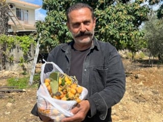 Antalya'da eriklerine talep olmayınca bedava dağıttı: Poşetini alan bahçeye koştu