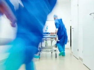 İngiltere'de sağlık sistemi alarm veriyor: Hemşireler doktorların yerine kullanıyor