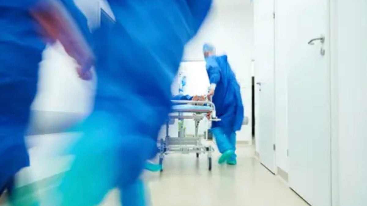 İngiltere'de sağlık sistemi alarm veriyor: Hemşireler doktorların yerine kullanıyor