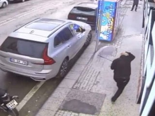 Eskişehir’de fırtınada cam patladı: Başına düşen parçalarla yaralandı, o anlar kamerada