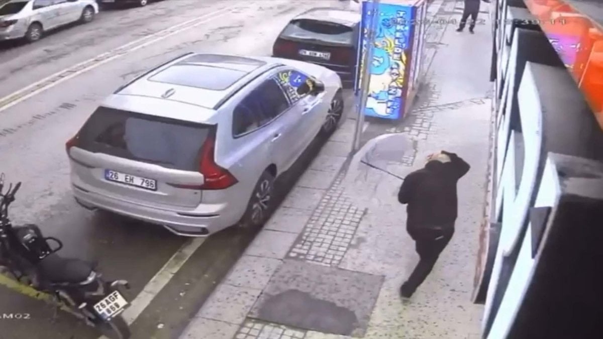 Eskişehir’de fırtınada cam patladı: Başına düşen parçalarla yaralandı, o anlar kamerada