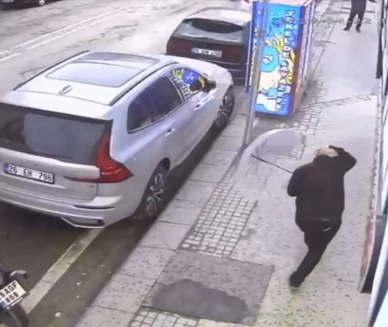 Eskişehir’de fırtınada cam patladı: Başına düşen parçalarla yaralandı, o anlar kamerada