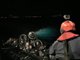 Çeşme açıklarında 31 düzensiz göçmen yakalandı