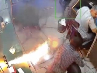 Şanlıurfa'da şarjdaki telefonun bir anda alev aldığı anlar kameraya yansıdı