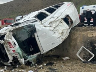 Muş’ta minibüs dere yatağına yuvarlandı: 16 kişi yaralandı