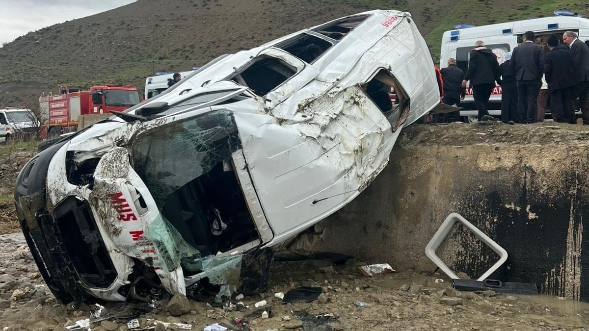 Muş’ta minibüs dere yatağına yuvarlandı: 16 kişi yaralandı