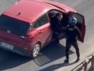 İstanbul'da motorcu ile otomobil sürücüsünün yol verme kavgası kamerada