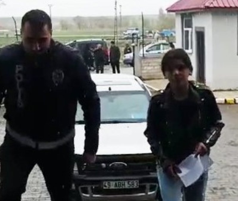Muş’ta örnek yardım: Kimliğini unutan öğrenci sınava polisle yetişti