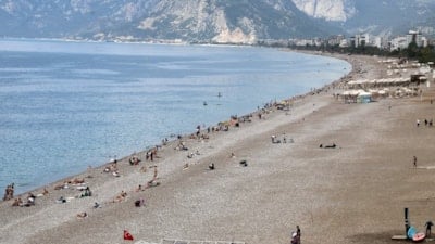Antalya'da bahar ayında sahiller doldu