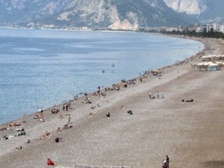 Antalya'da bahar ayında sahiller doldu