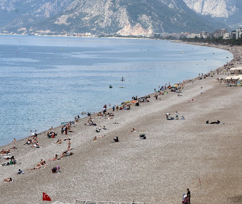 Antalya'da bahar ayında sahiller doldu