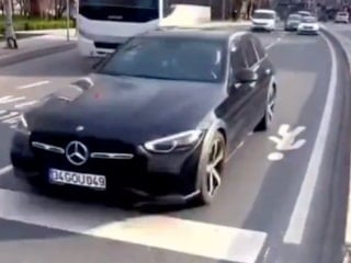 Yabancı turist, İstanbul'da yaya geçidini kullanamaya çalıştığı anları paylaştı