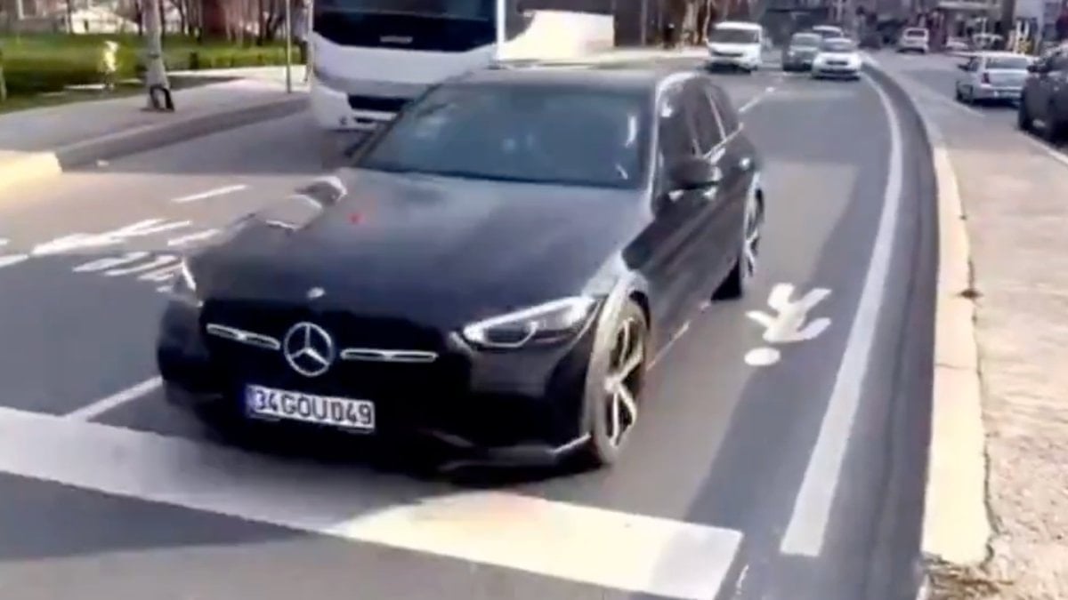 Yabancı turist, İstanbul'da yaya geçidini kullanamaya çalıştığı anları paylaştı