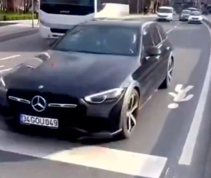 Yabancı turist, İstanbul'da yaya geçidini kullanamaya çalıştığı anları paylaştı