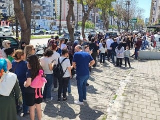 Adana'da 100 TL'lik ürün için uzun kuyruklar oluştu
