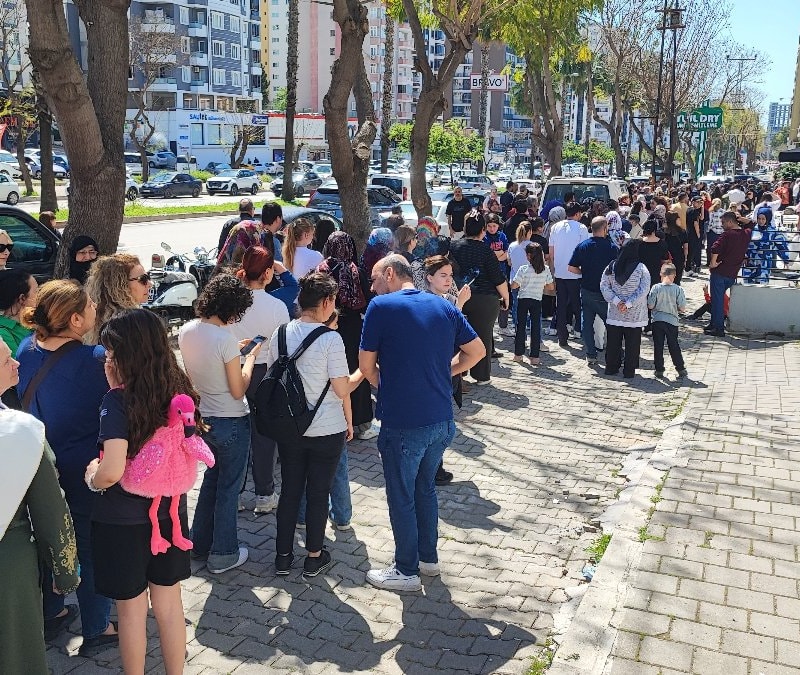 Adana'da 100 TL'lik ürün için uzun kuyruklar oluştu