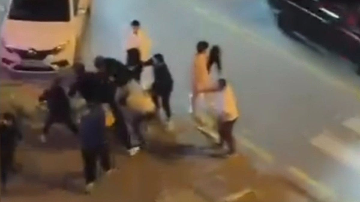 İstanbul'da iki grup arasında çıkan kavga kameraya yansıdı