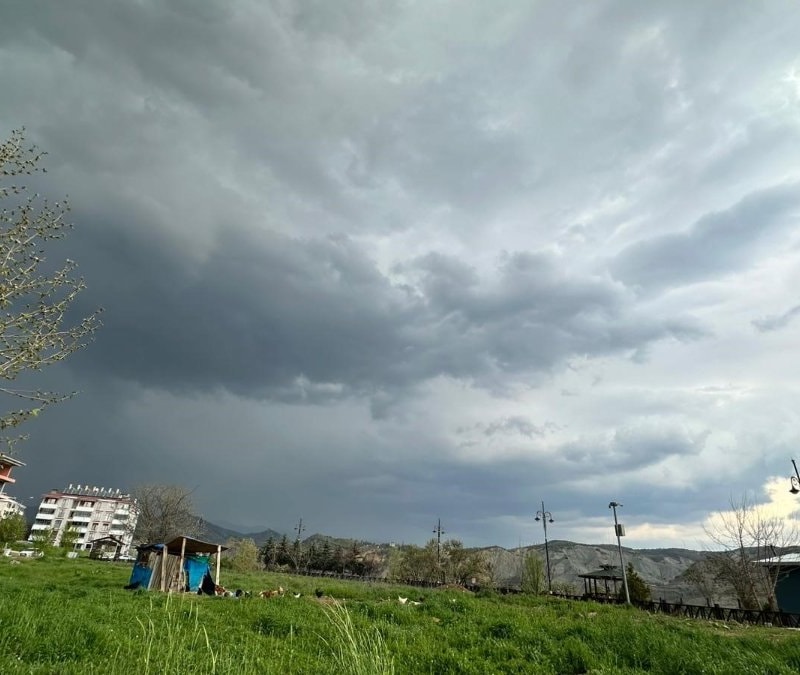 Tunceli'de etkili olan sağanak yağış vatandaşlara zor anlar yaşattı