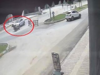 Antalya'da motosikletli kaza yaptı: Karşıdan gelen minibüsün altında kaldı