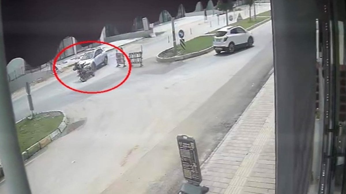 Antalya'da motosikletli kaza yaptı: Karşıdan gelen minibüsün altında kaldı