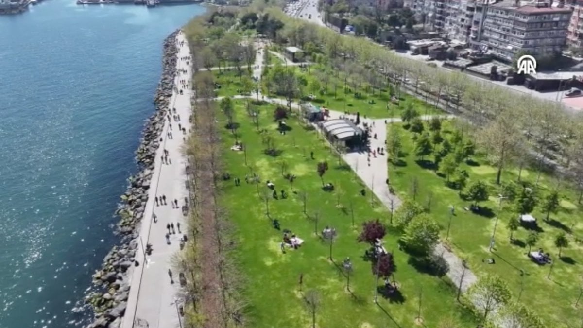 İstanbul'da sıcak havayı fırsat bilenler sahillere akın etti