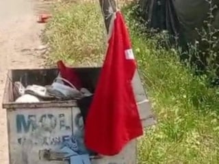 Antalya’da belediye çalışanı, çöpte bulduğu bayrağı kamyonuna astı