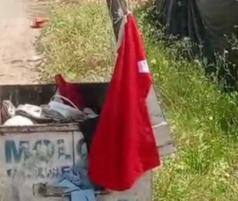 Antalya’da belediye çalışanı, çöpte bulduğu bayrağı kamyonuna astı