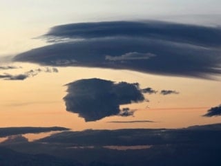 Van semalarında büyüleyen an: İnsan silüetini andıran bulut gölle bütünleşti