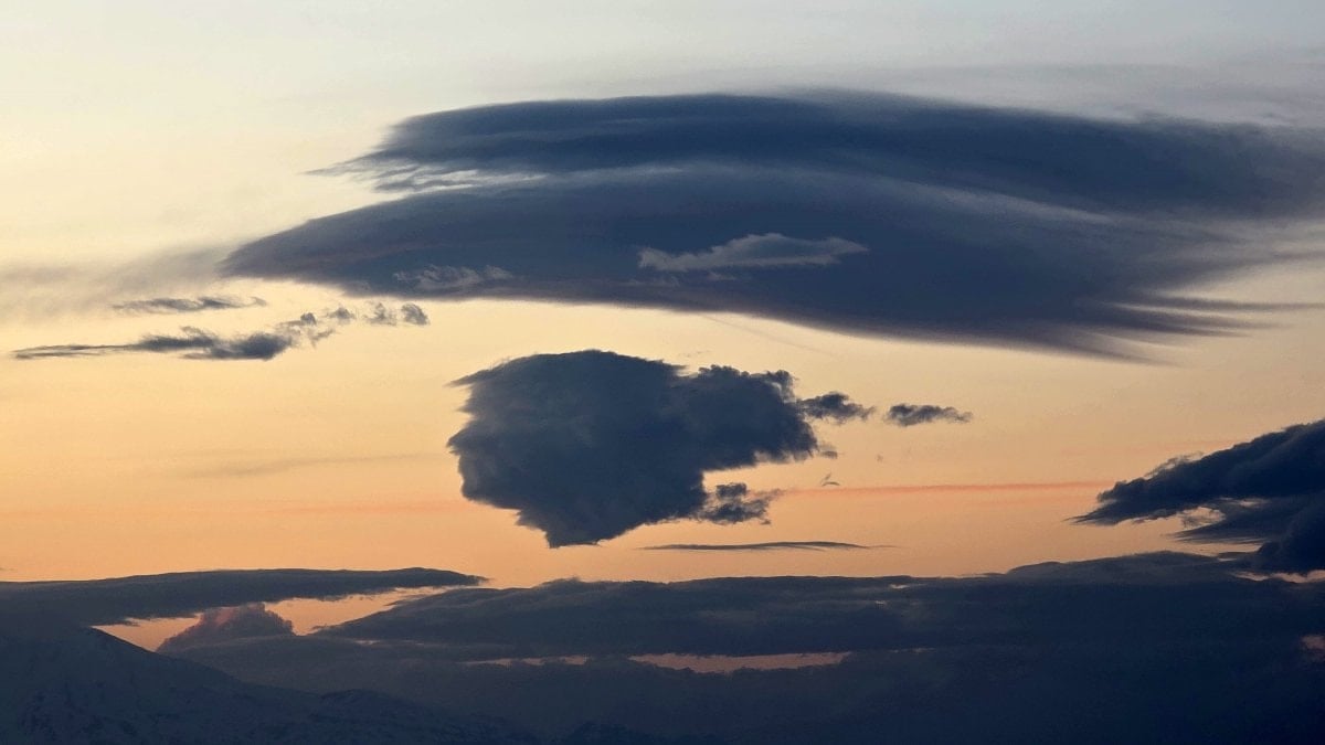 Van semalarında büyüleyen an: İnsan silüetini andıran bulut gölle bütünleşti