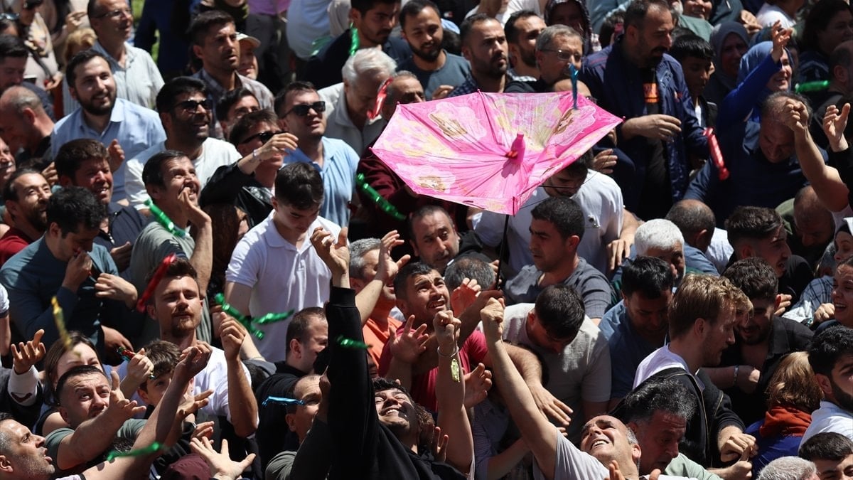 Manisa'da asırlık gelenek: 10 ton mesir macunu halka saçıldı