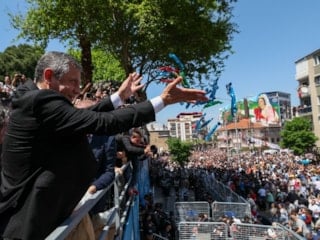 Manisa'da Özgür Özel, mesir macunu dağıttı
