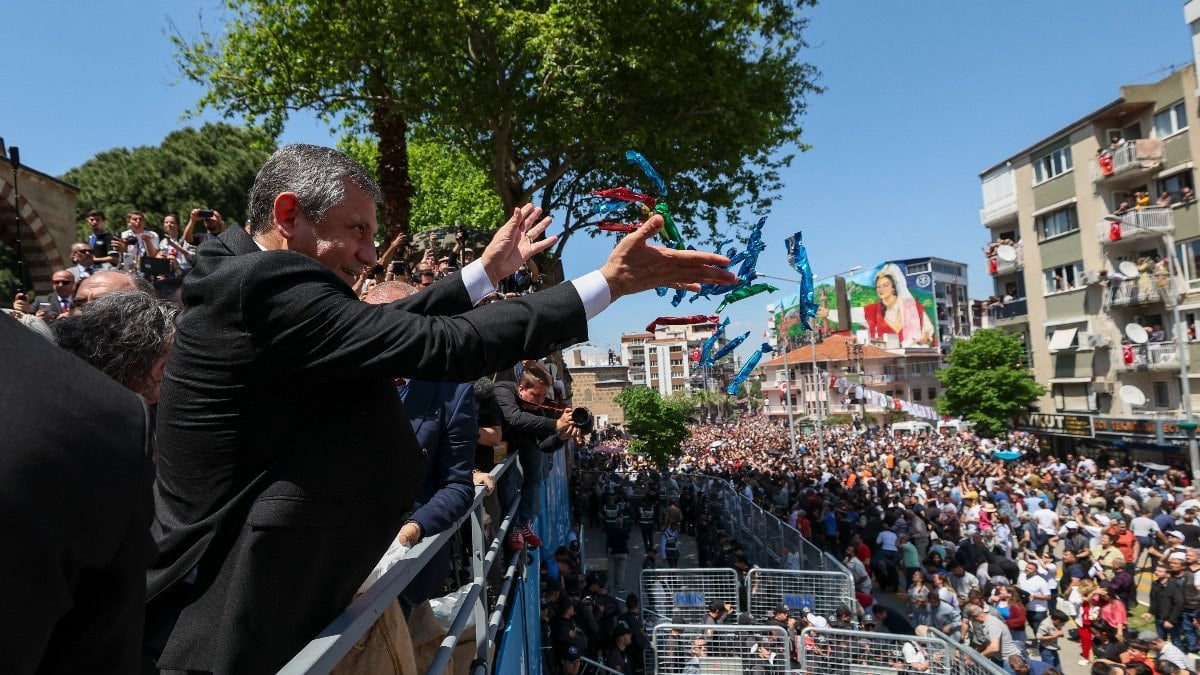 Manisa'da Özgür Özel, mesir macunu dağıttı