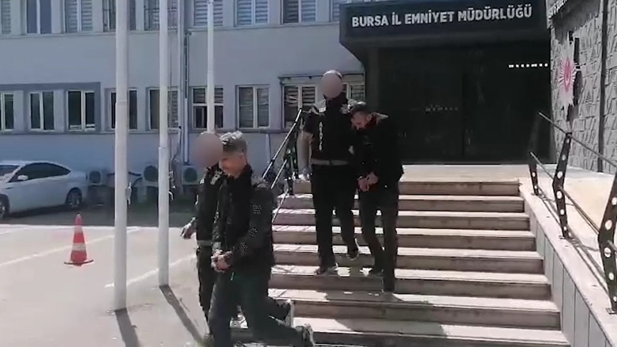 Bursa'da kontak anahtarı üzerinde unutulan kargo aracını çalan şüpheliler yakalandı
