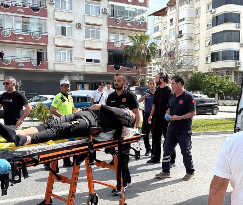 Antalya'da motosikletler çarpıştı: 3 yaralı