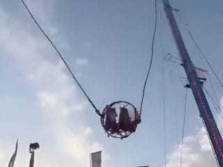 Sevilla’da lunapark faciası: Dev sapan oyuncağının halatı koptu, 4 kişi yaralandı