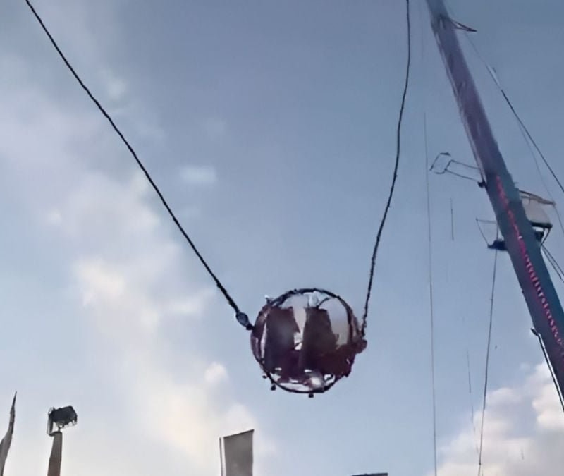 Sevilla’da lunapark faciası: Dev sapan oyuncağının halatı koptu, 4 kişi yaralandı