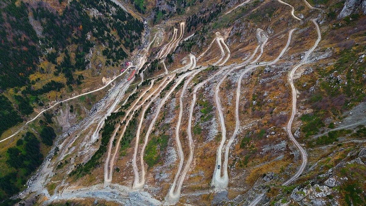 Dünyanın en tehlikeli yolu Türkiye'de: D915 Of - Bayburt yolu Derebaşı Virajları