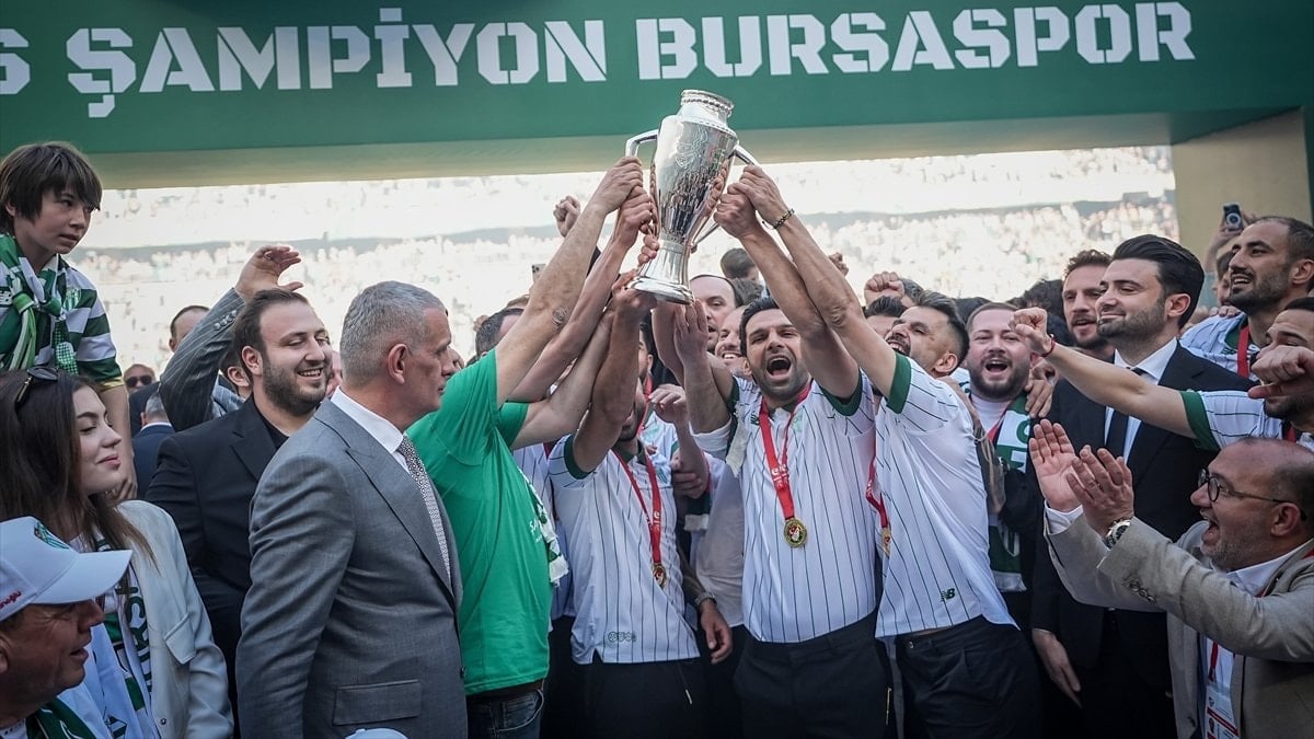 Bursaspor, şampiyonluk kupasına kavuştu